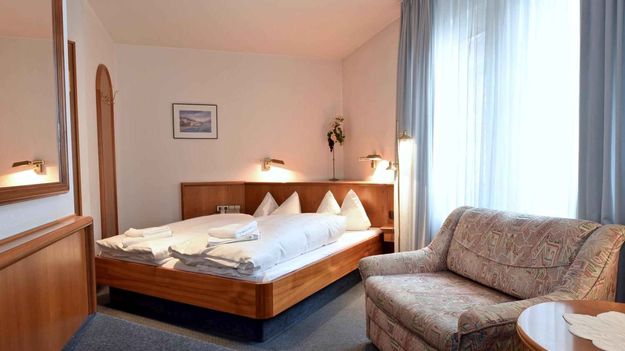 Hotel Pflum Mit Gaestehaus Nuertingen Esterno foto