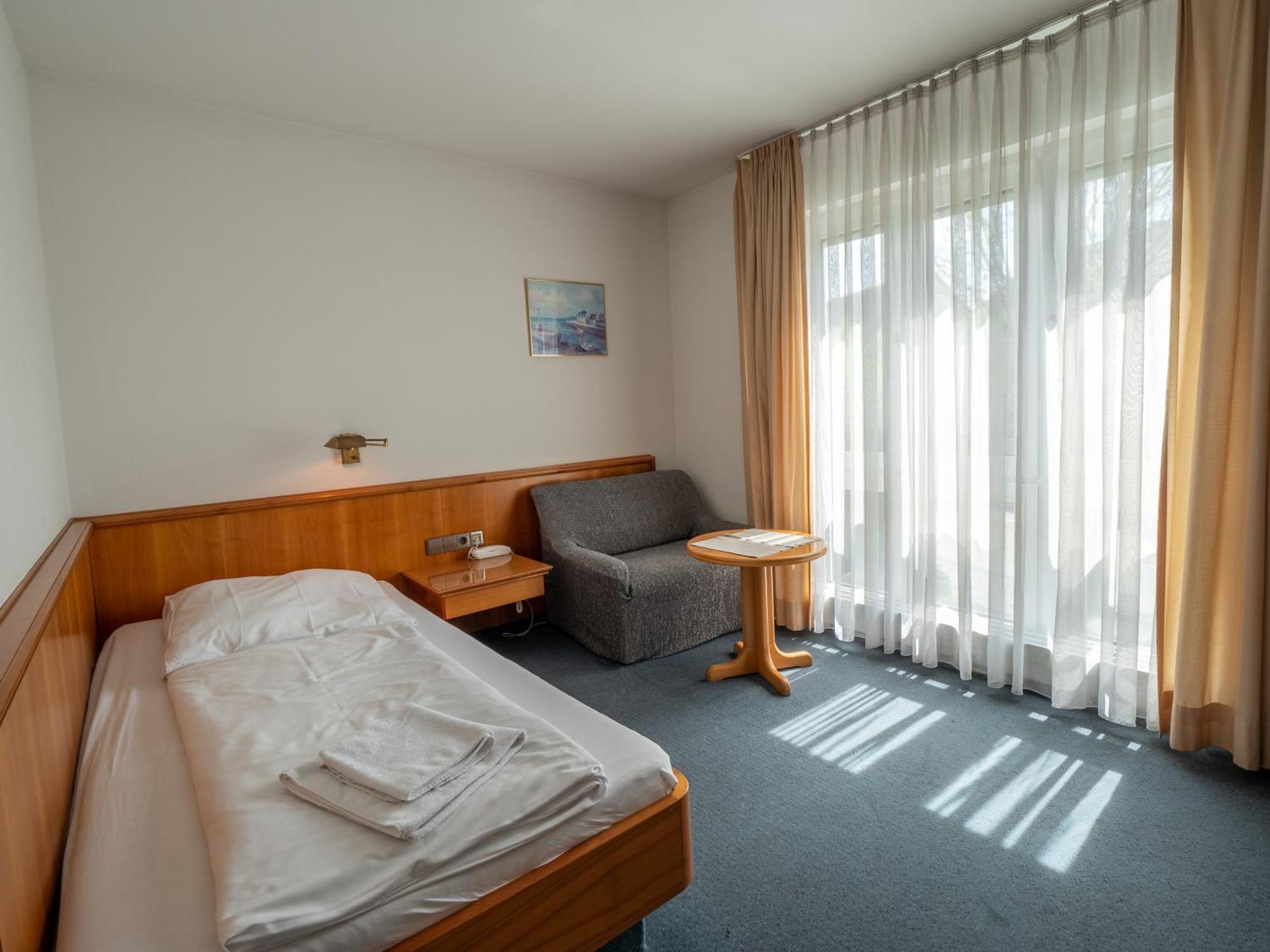 Hotel Pflum Mit Gaestehaus Nuertingen Esterno foto